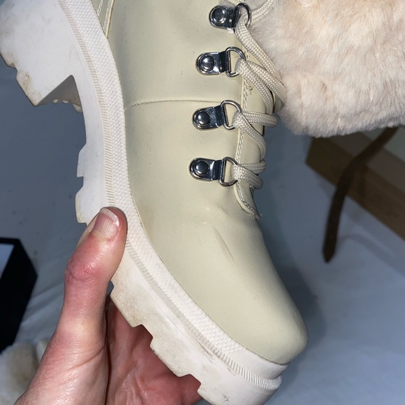 π€© HOST PICK π€© Kendall + Kylie Ivory Fur Boots - Picture 8 of 10